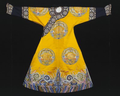 图片[1]-Ming Dynasty Yellow Satin Embroidery Eight Groups Double Phoenix Holding Gold Shou Character Pattern Robe-China Archive